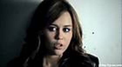 miley-cyrus_COM-flyonthewall-cap0085