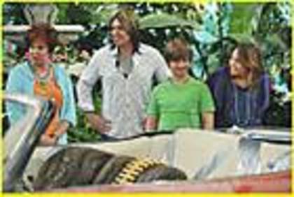 miley-cyrus_COM-hannahmontana-season3-e75-stills00 - Cateva poze cu Miley Cyrus