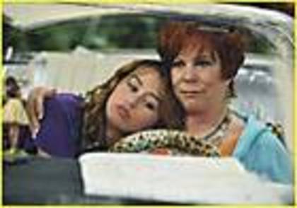 miley-cyrus_COM-hannahmontana-season3-e75-stills03 - Cateva poze cu Miley Cyrus