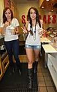 miley-cyrus_COM-la2009aug28-millionsofmilkshakes-046 - Cateva poze cu Miley Cyrus