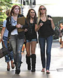 miley-cyrus_COM-la2009sep10-002 - Cateva poze cu Miley Cyrus