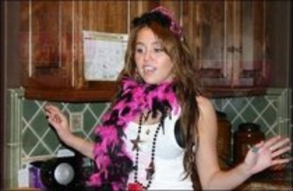 JUHGCMWREKHZMQBXVQP - Cateva poze cu Miley Cyrus