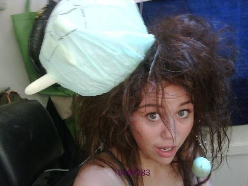 l5ffb76b00cff4fdcb2f458 - Cateva poze cu Miley Cyrus