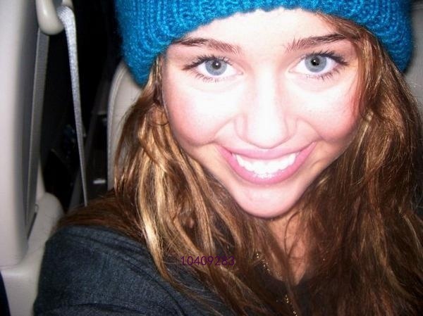l625901a1c6cc46a796022f - Cateva poze cu Miley Cyrus