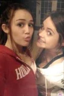 l_c82cc753239a33ce0ba3529a73616dbc - Cateva poze cu Miley Cyrus