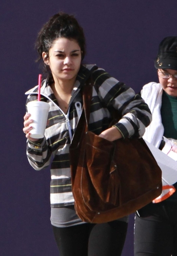 vanessa-hudgens-without-makeup-photos-3