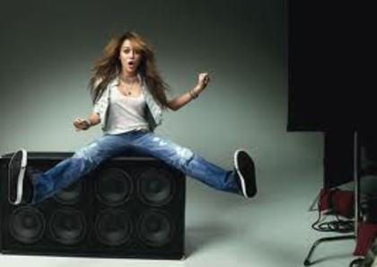 images (6) - Miley CYrus-Sedinta foto