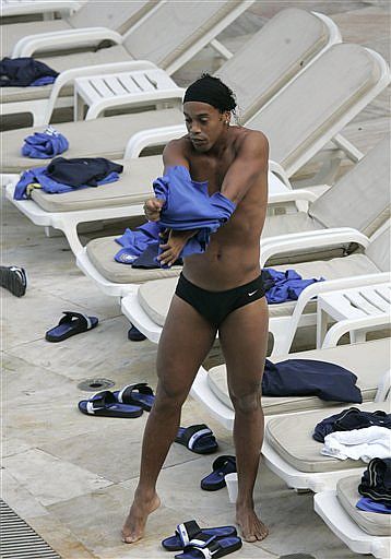 El-jugador-del-Barcelona-Ronaldinho-Gaucho-se-quita-la-camiseta-y-se-dispone-a-lanzarse-al-agua.-106