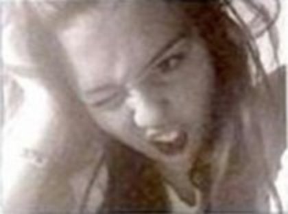 HCCTRCKXUORAMUSHDSI - o oiubesc pe Miley