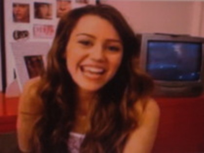 HVDKGLYLAMEGYNRKJHI - o oiubesc pe Miley