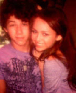 HWCRWOASYILIMLOCMOD - o oiubesc pe Miley