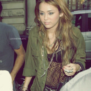 22189533_AGCHGAZJO - catev apoze cu miley