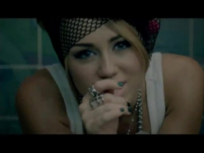 normal_Miley_Cyrus_-_Who_Owns_My_Heart_-_European_Single_032