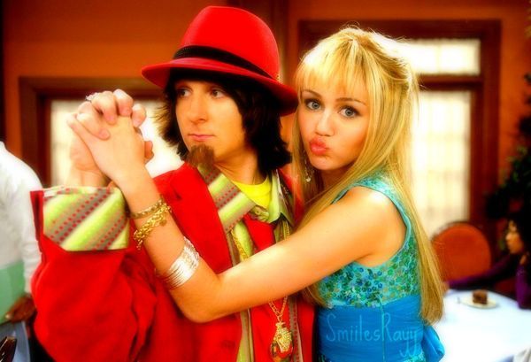 149941757-c7f864ba8ec69a370fff16dddfc09200_4c7181c0-full - Hannah Montana On The Set-00