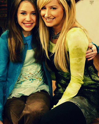 tumblr_l1bm6cZb8Z1qb9tn3o1_500 - Hannah Montana On The Set-00