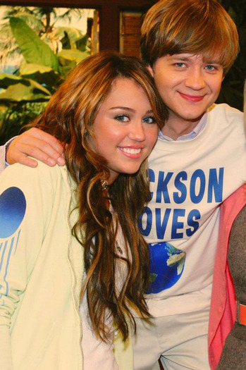 tumblr_l1dxbd9pff1qb9tn3o1_500 - Hannah Montana On The Set-00