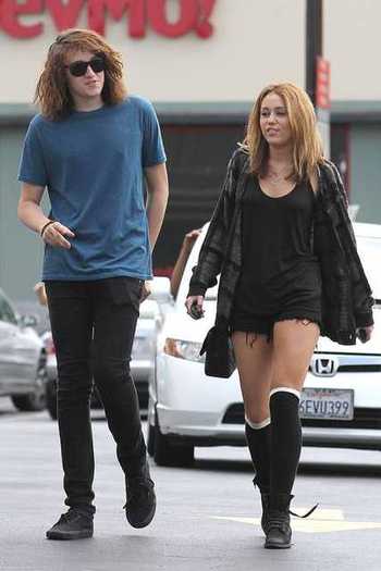  - 0 A MILEY CYRUS POZE EXTREM DE RARE A 0