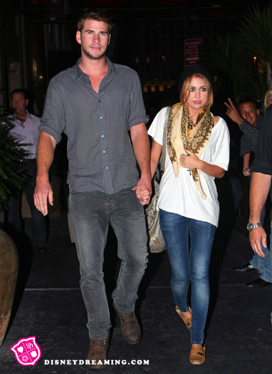 Miley-Cyrus-Liam-Hemsworth-Holding-Hands