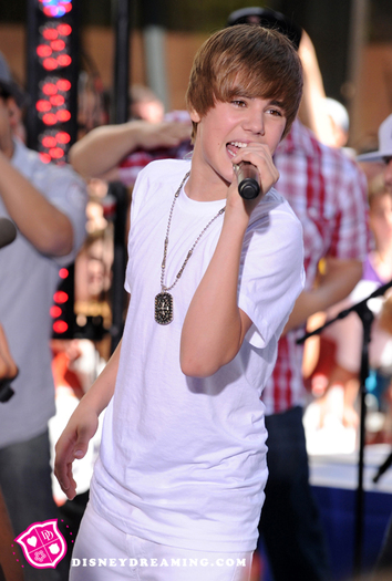 Justin-Bieber-Performing-In-White - Justin Biber