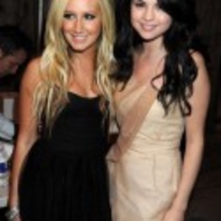 Selena-Gomez-poze-11-125x125 - Demi Lovato and Selena Gomez