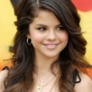Selena-Gomez-poze-1-125x125 - Demi Lovato and Selena Gomez