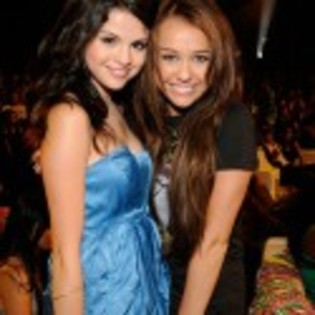 Selena-Gomez-poze-38-125x125 - Demi Lovato and Selena Gomez