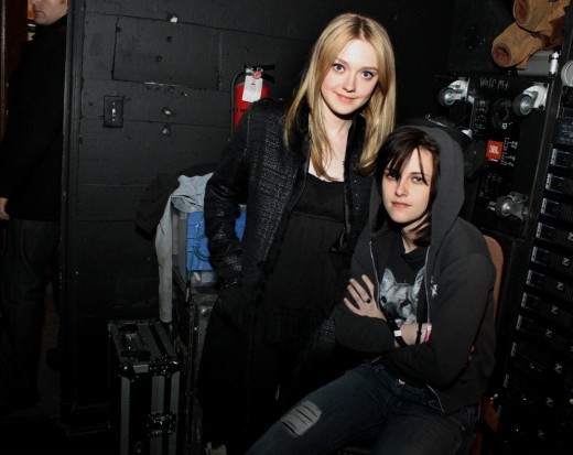 dakota-fanning-kristen-stewart-520x413 - Kristen Stewart