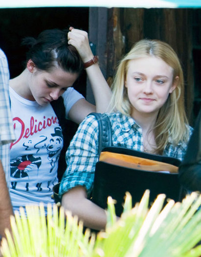 dakota-fanning-kristen-stewart-runaway-3