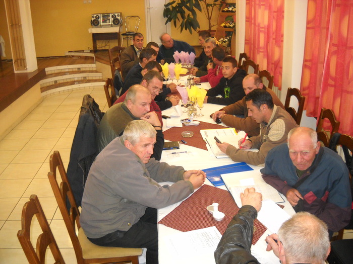 cineva acolo sus ne iubeste