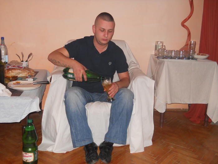 ...apoi isi pune o bere