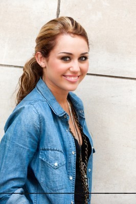 17621335_HRZNGACQD - MILEY CYRUS-HANNAH MONTANA -4 EVER