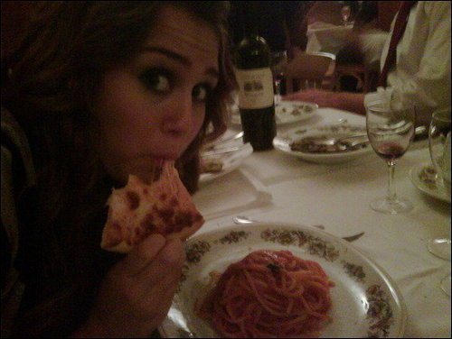21560_101992306501352_100000717505679_57980_3876263_n - Poze Miley Ray