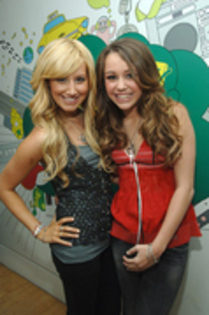 13589468_HXRVZZCMC - Demi and Sely and Miley and Ashley