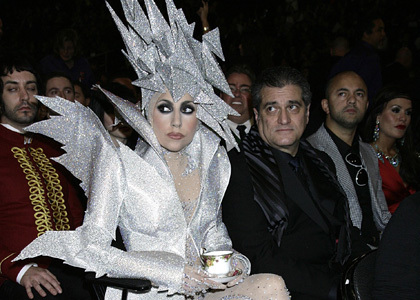 lady-gaga-hat-grammy-2010 - Plata pentru SuperHotel