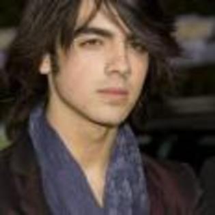 Joe_Jonas_1227943213_2 - Care va place mai mult