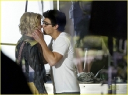 14803366_SZWZOUMVO - chelsea staub si joe jonas