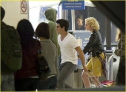 14803368_YSKOVJPLQ - chelsea staub si joe jonas