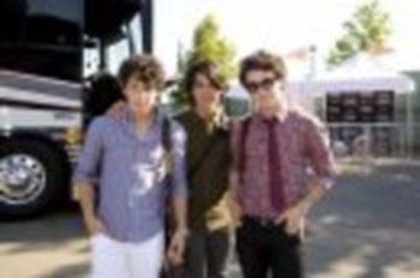 12845521_KRXEPLIOE - 0-jonas brothers00