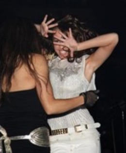 UEWMCBEJSELLIDEJABI - Miley Cyrus
