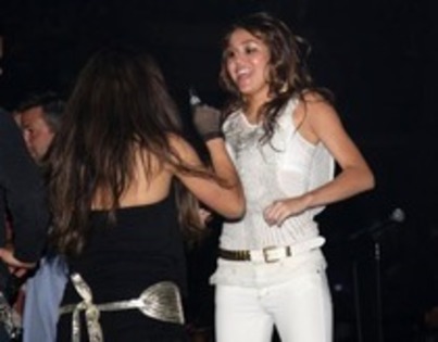 RQWYKJJBVJNYONAZWOE - Miley Cyrus