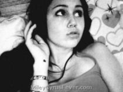 QXZQASNVKHIXOBVYMHL - Miley Cyrus