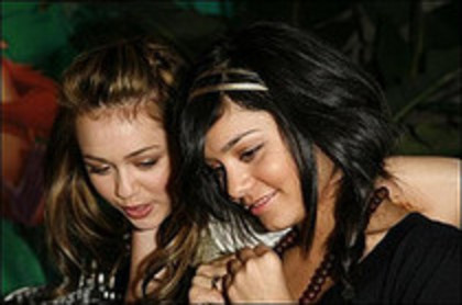 QNDXHEMYTEHDPHEDQEC - Miley Cyrus