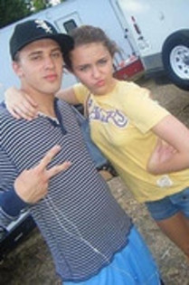 GAECCDXCUWLZGFFIAIW - Miley Cyrus