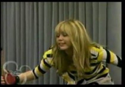 22521446_NMSOITZND - 0-magicienii pe punte cu hannah montana