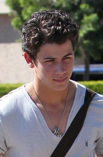 Nick-out-LA-nick-jonas-16224765-491-744 - A BEAUTIFUL BIG pizza