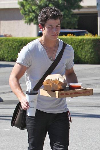 Nick-out-LA-nick-jonas-16224769-600-900 - A BEAUTIFUL BIG pizza