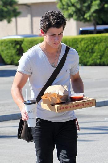 Nick-out-LA-nick-jonas-16224763-600-900 - A BEAUTIFUL BIG pizza