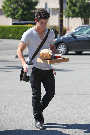 Nick+Jonas+Nick+Jonas+in+LA+ATqecbSZ4tsl - A BEAUTIFUL BIG pizza