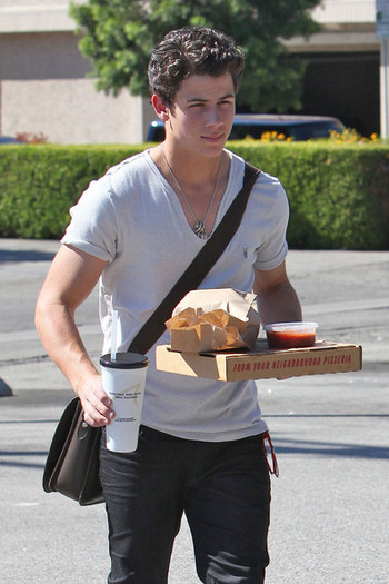 Nick+Jonas+Nick+Jonas+in+LA+L6Jm5FWUazel - A BEAUTIFUL BIG pizza