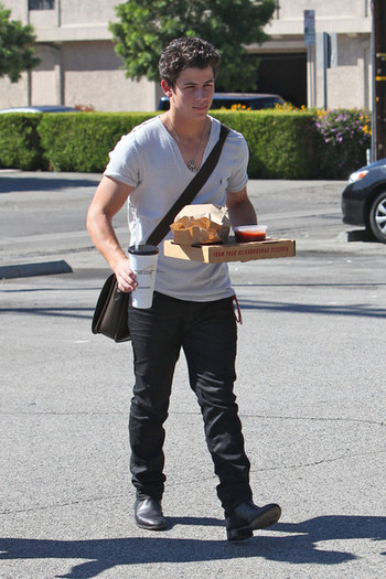 Nick+Jonas+Nick+Jonas+in+LA+on_9yIU5xCMl - A BEAUTIFUL BIG pizza